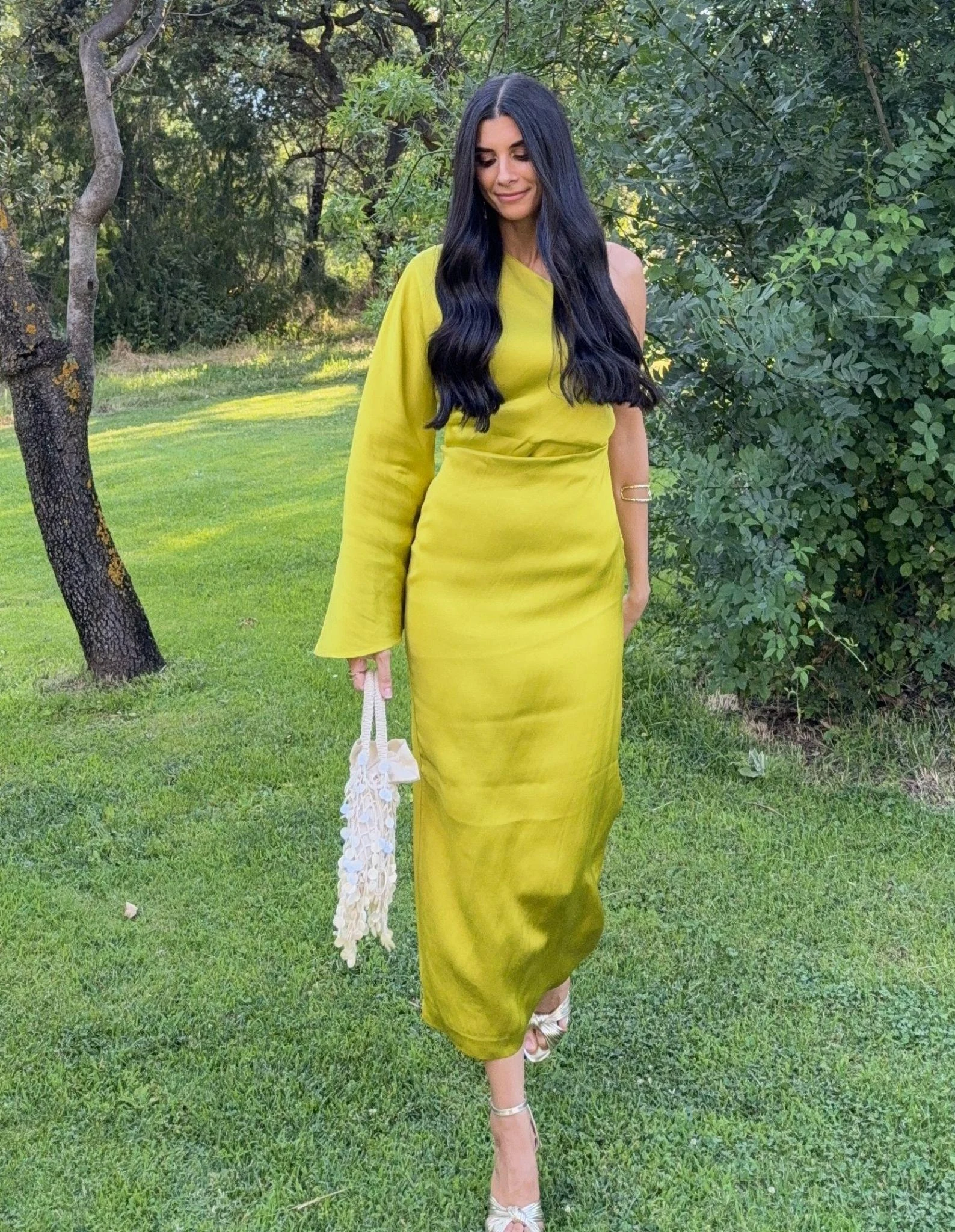 Look de invitada de día primavera-verano 2026 en tono amarillo mantequilla con silueta relajada